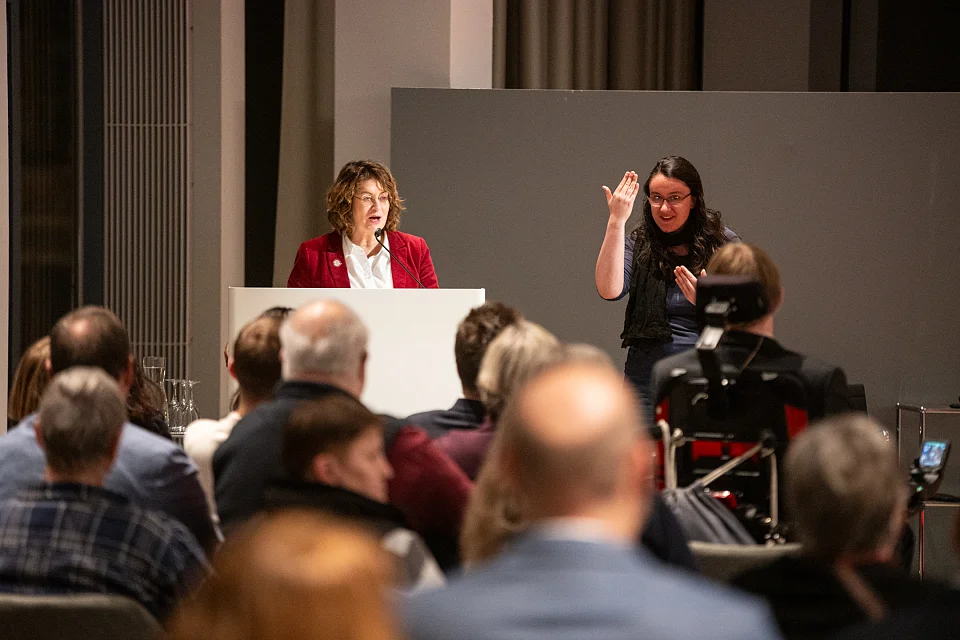 Die Pr&auml;sidentin der B&uuml;rgerschaft bei ihrem Gru&szlig;wort, daneben eine Geb&auml;rdensprachdolmetscherin