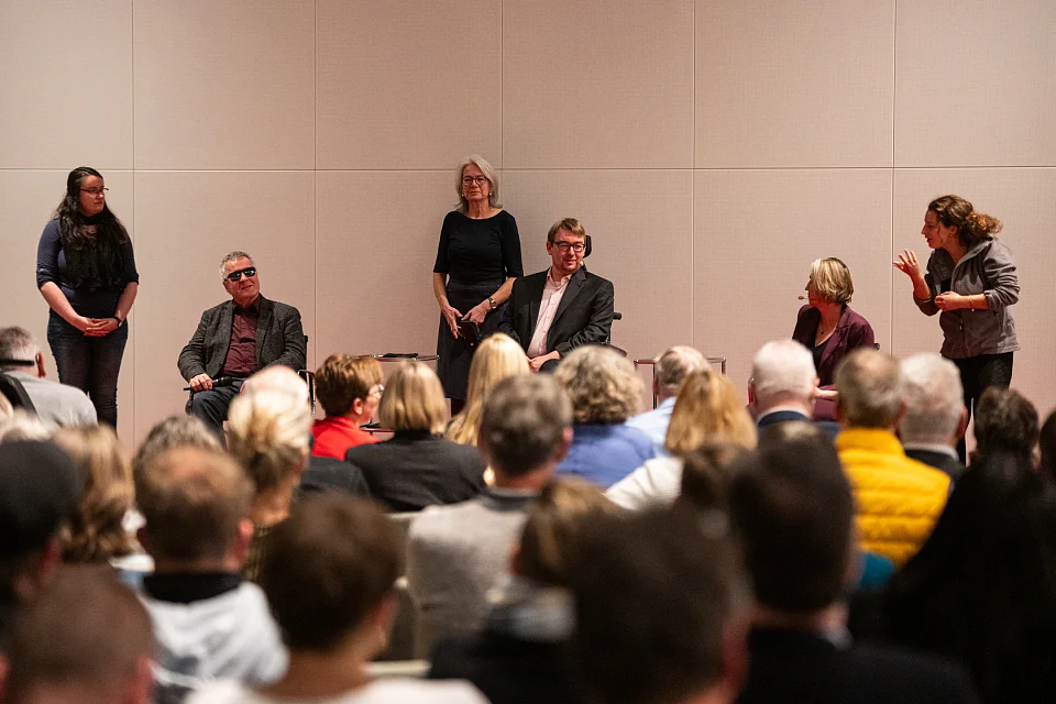 Joachim Steinbr&uuml;ck und Arne Frankenstein w&auml;hrend der Gespr&auml;chsrunde, Geb&auml;rdensprachdolmetscherinnen &uuml;bersetzen