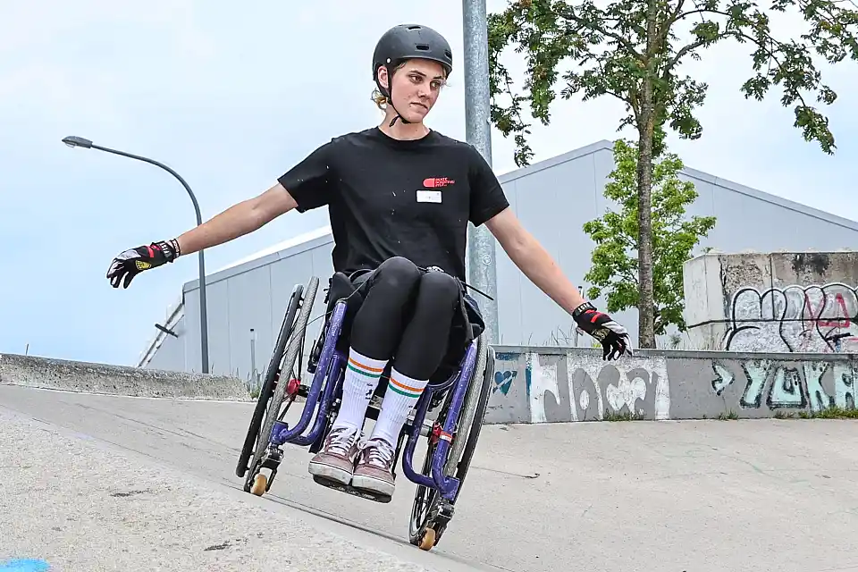 Rollstuhlfahrer auf der Skateanlage