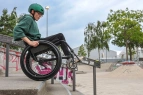 Rollstuhlfahrer auf der Skateanlage