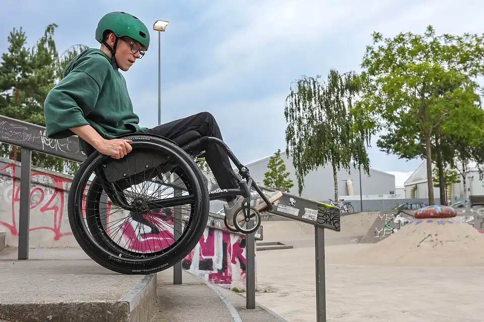 Rollstuhlfahrer auf der Skateanlage