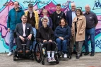 Gruppenbild der Teilnehmenden vor einer Graffiti-Wand