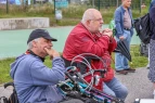 Zwei Teilnehmende hören gespannt zu