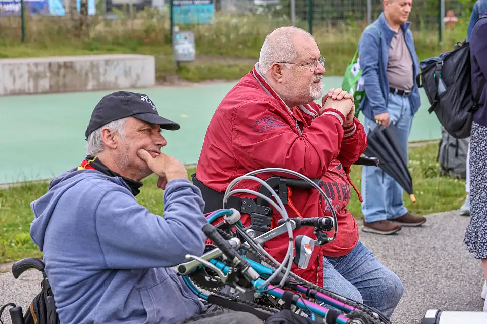 Zwei Teilnehmende h&ouml;ren gespannt zu