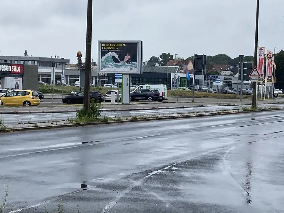 Das Plakat am einer Hauptstrasse
