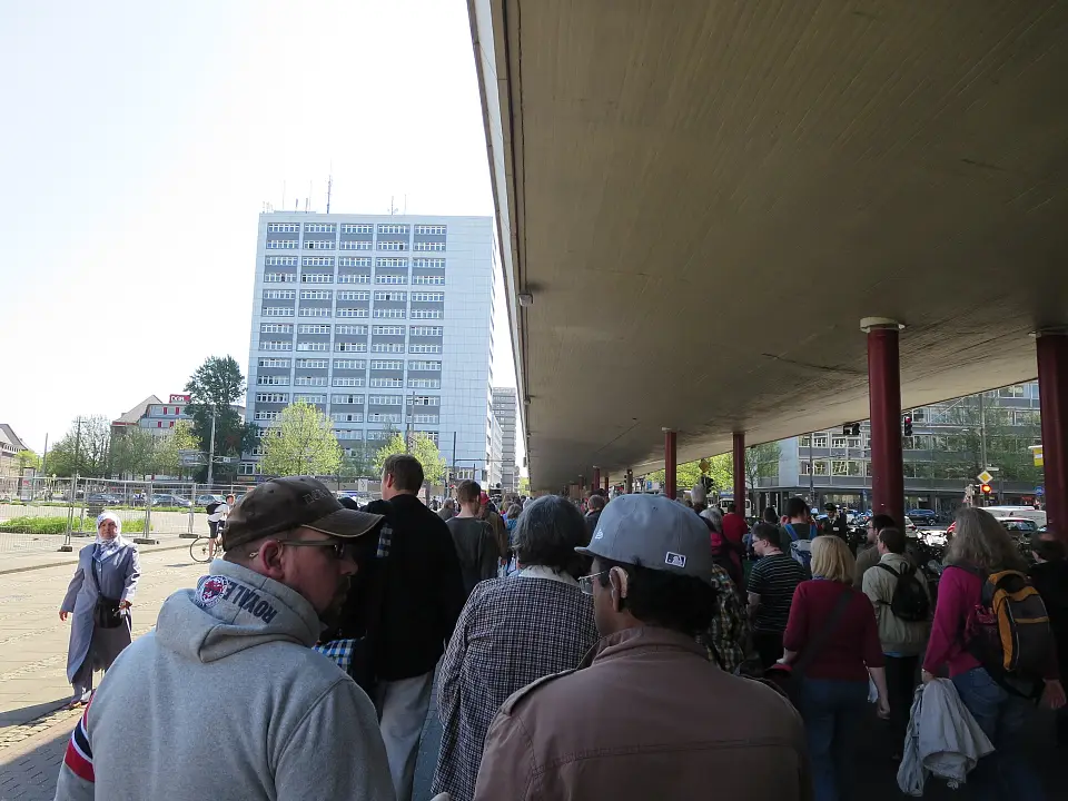 Der Demonstrationszug unter der Hochstra&szlig;e 