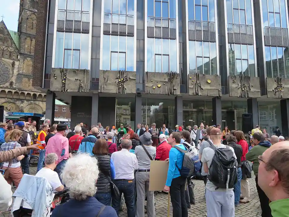 Demonstranten vor der Bremischen B&uuml;rgerschaft