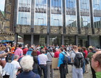 Demonstranten vor der Bremischen Bürgerschaft