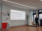 Blick auf Redner und Präsentation im Hintergrund