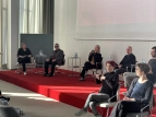Blick ins Podium mit den Gebärdensprachdolmetschenden