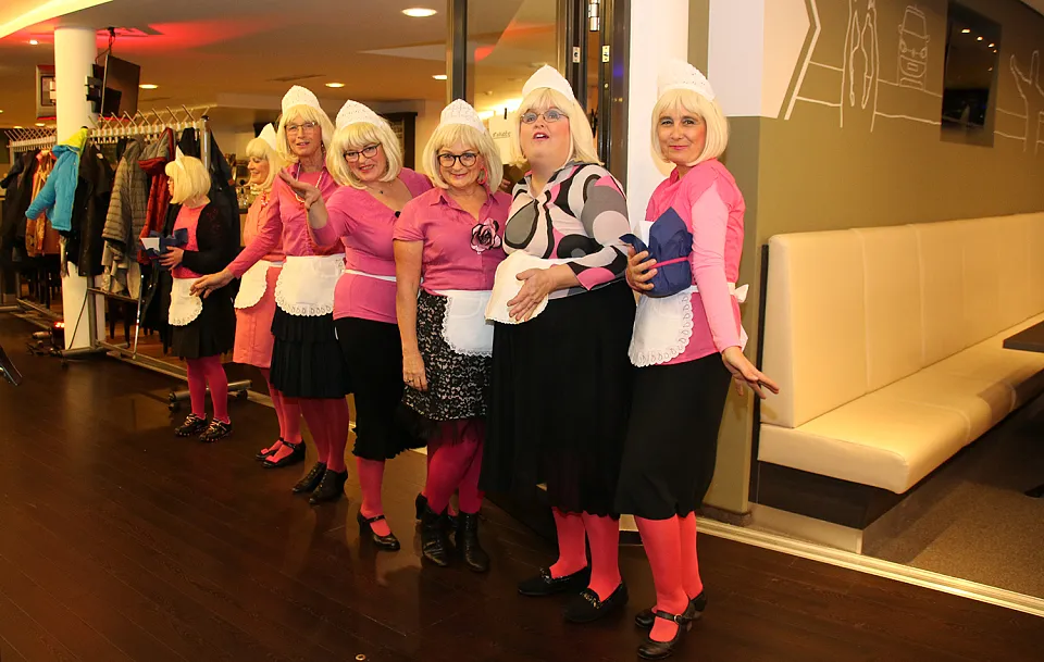 Blaumeiers S&uuml;&szlig;e Frauen begr&uuml;&szlig;en die G&auml;ste