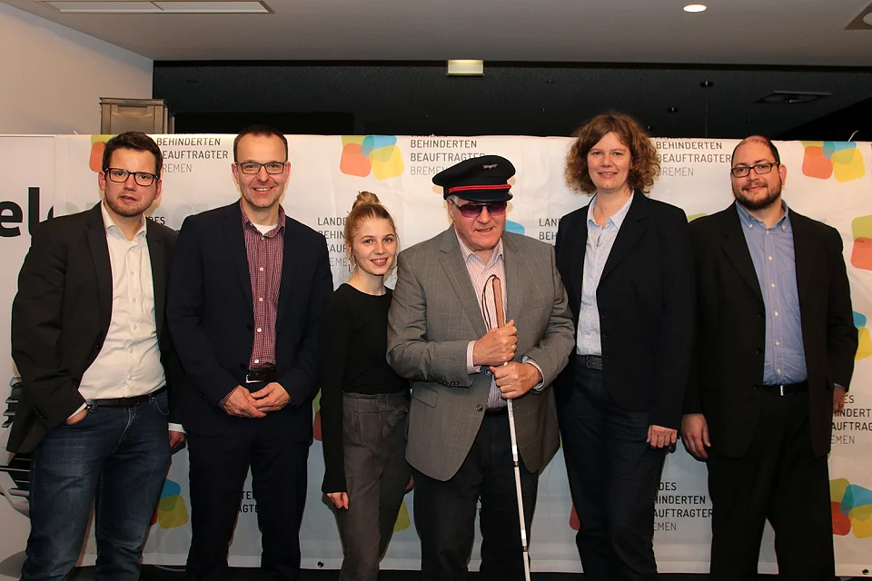 Auf dem Foto sind von links nach rechts Kai Baumann, Kai Steuck, Monique Birkner, Joachim Steinbr&uuml;ck, Ulrike Peter und Christian Schubert zu sehen. Sie stehen vor einer Logowand.