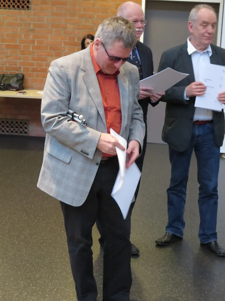 Dr. Joachim Steinbr&uuml;ck mit dem Positionspapier in Brailleschrift