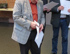 Dr. Joachim Steinbrück mit dem Positionspapier in Brailleschrift