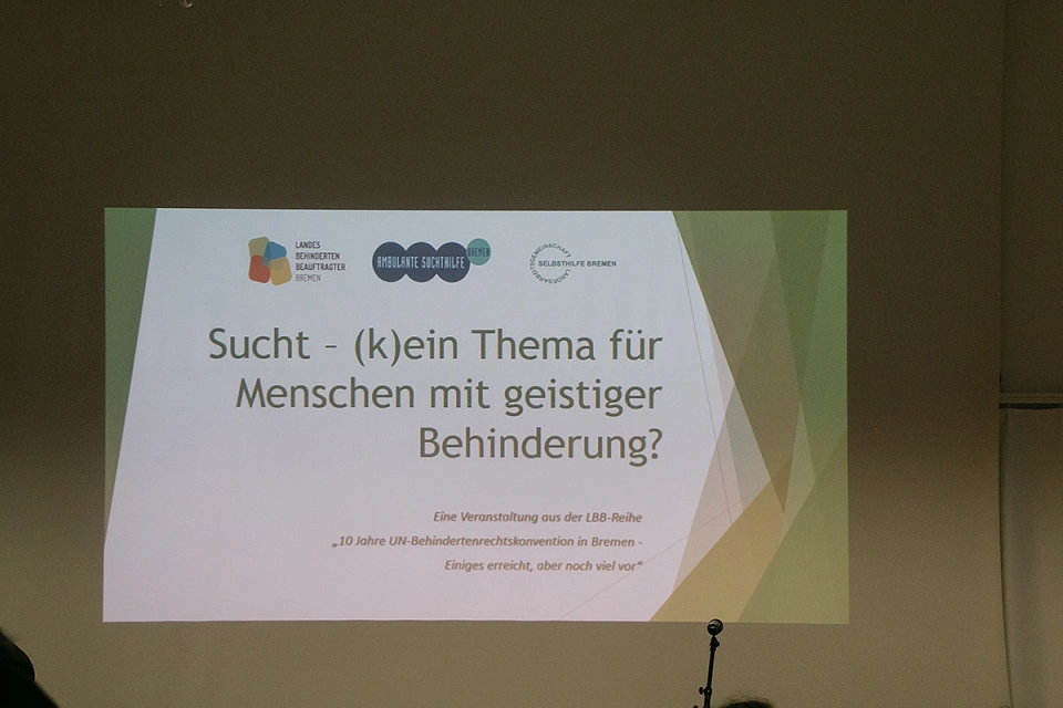 Begr&uuml;&szlig;ungsfolie mit dem Titel "Sucht - (k)ein Thema f&uuml;r Menschen mit geistiger Behinderung?
