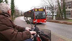 Quelle: Radio Bremen - Man sieht eine Person auf einem E-Scooter. Im Hintergrund kommt gerade ein Bus angefahren.