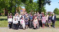 Auf dem Foto sind die Teilnehmerinnen und Teilnehmer des 53. Treffen der Behindertenbeauftragen von Bund und Ländern zu sehen.