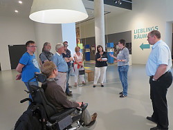Das Bild zeigt die Gruppe während der Führung durch die Ausstellung 