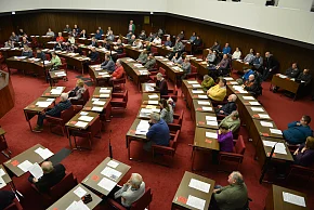Auf dem Bild ist das Plenum des Behindertenparlaments zu sehen 