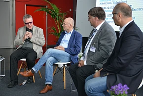Auf dem Bild ist Joachim Steinbrück während einer Podiumsdiskussion auf der IRMA zu sehen.