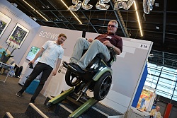 Herr Dr. Steinbrück in einem Rollstuhl auf der IRMA
