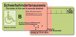 Auf dem Bild ist sowohl die Forder- als auch die Rückseite eines Schwerbehindertenausweis zu sehen. Als Name wurde Max Mustermann gewählt.