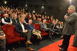 Herr Dr. Steinbrück spricht zu den Besuchern der Filmvorführung