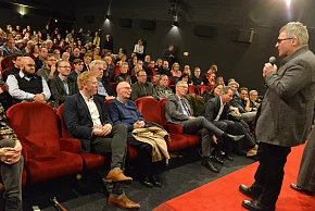 Herr Dr. Steinbrück spricht zu den Besuchern der Filmvorführung