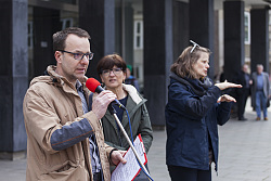 Kai J. Steuck am Mikrofon während des Europäischen Protesttags