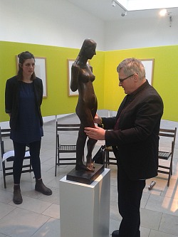 Auf dem Foto ist Joachim Steinbrück während der Langen Nacht der Museen zu sehen. Er tastet gerade eine Skulptur ab. Eine Mitarbeiterin steht im Hintergrund und erläutert diese zusätzlich.