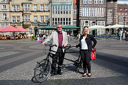 Verena Bentele und Joachim Steinbrück via Tandem auf dem Bremer Marktplatz - Foto: Katharina Bünn