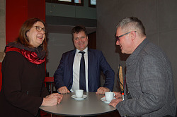 Auf dem Foto ist Joachim Steinbrück gemeinsam mit Karoline Linnert und Jürgen Dusel zu sehen.