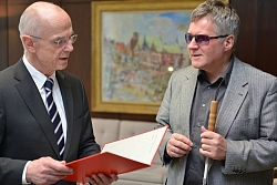 Foto: Bremische Bürgerschaft - Dr. Joachim Steinbrück erhält die Urkunde vom Präsident der bremischen Bürgerschaft, Christian Weber