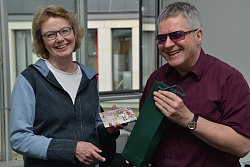 Foto: Brem. Bürgerschaft / Es sind Joachim Steinbrück und Mechthild Klostermann zu sehen