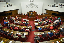 Das Foto wurde während des Behindertenparlaments von der Besuchertribüne aufgenommen. Man sieht die Parlamentarier des Parlaments. Herr Weber hält gerade sein Grußwort.